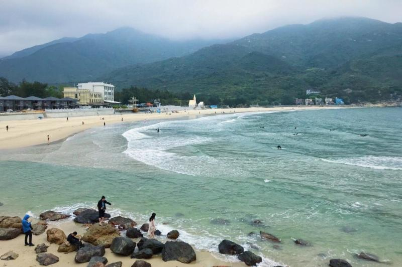 深圳 东南大鹏半岛的最南端的东冲海滩(又称"东涌海滩"),是一片还没有