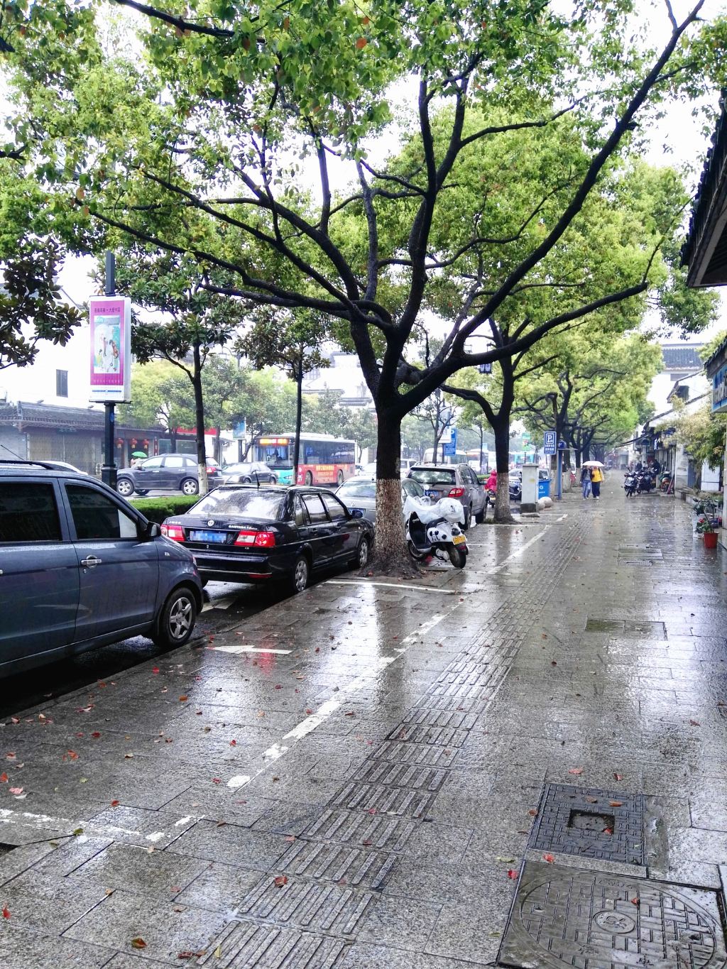 街景 因为下雨的原因 到处都是湿漉漉的哈哈哈