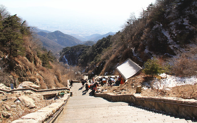 泰山十八盘是泰山登山盘路中最险要的一段,共有石阶1827级,是泰山的