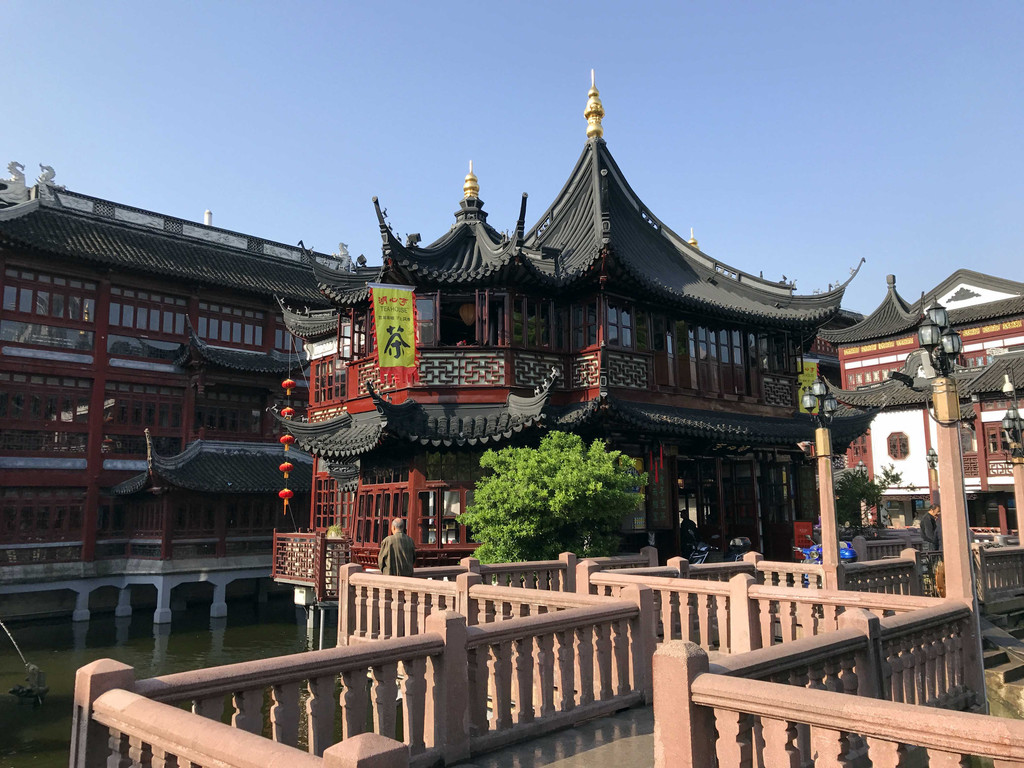上海城隍庙九曲桥畔的湖心亭百年茶楼深受上海人喜爱,陪同老外或外地