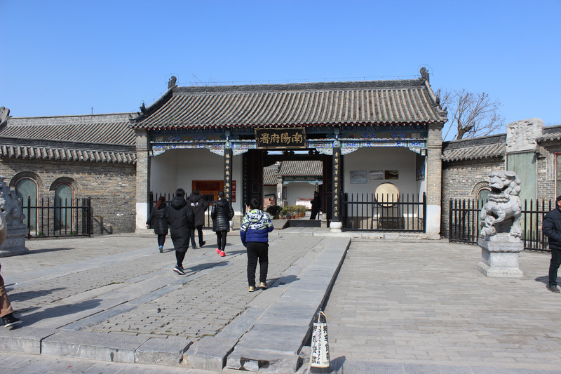 经过一卡通景点南阳府署,南阳府署地处南阳市中心,人巨多,没有停车