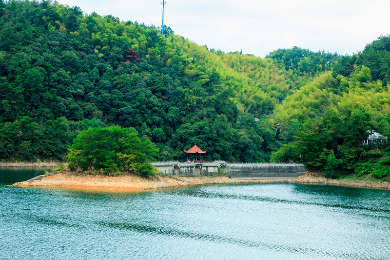 是国家aaaaa级旅游景区,国家森林公园.