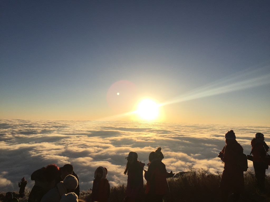 我们住的是第一个客栈,老板人很好,第二天用越野车送我们上山顶看日出