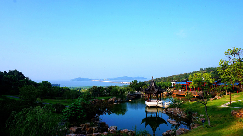 渔洋山位于苏州太湖国家旅游度假区中心区域,三面临湖, 是伸向湖心的
