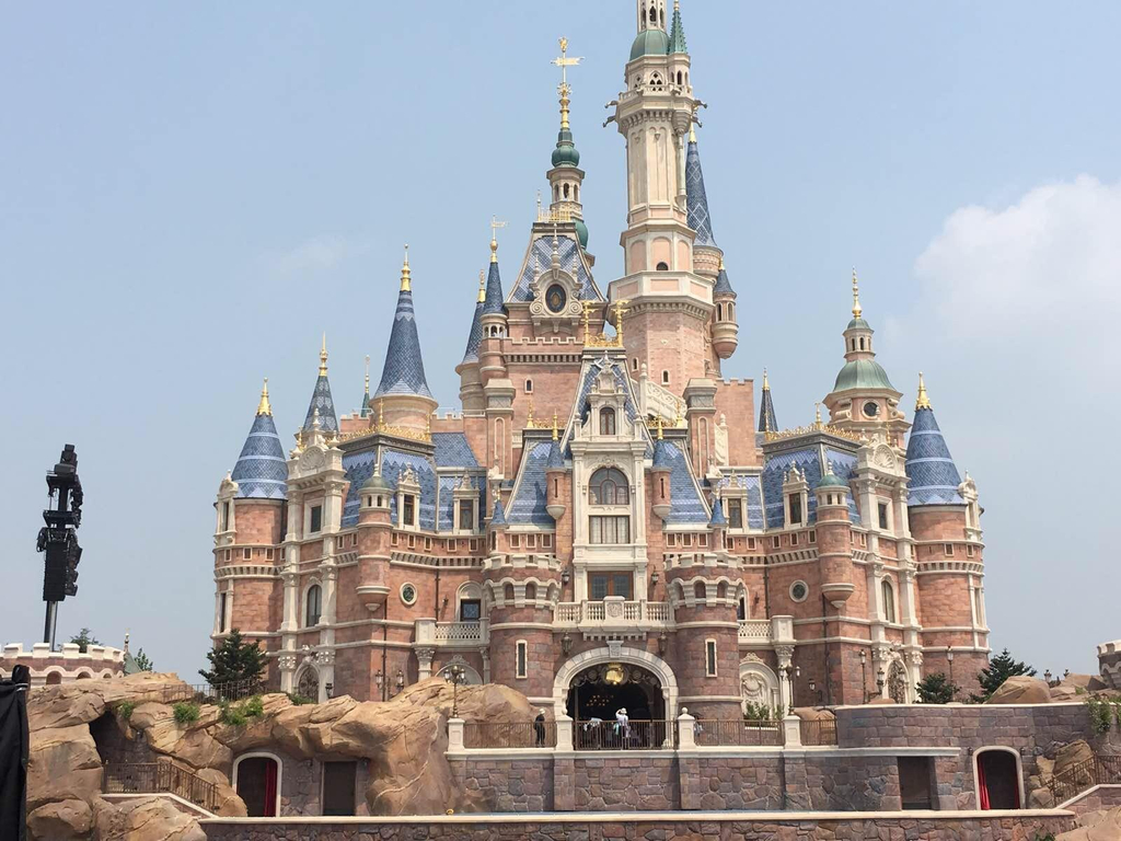 最大的迪士尼城堡,园区哪都能看到,像在动画
