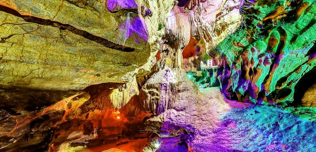 湄江藏君洞景区 它是一个溶洞,各种奇形怪状的石头,而且溶洞里非常
