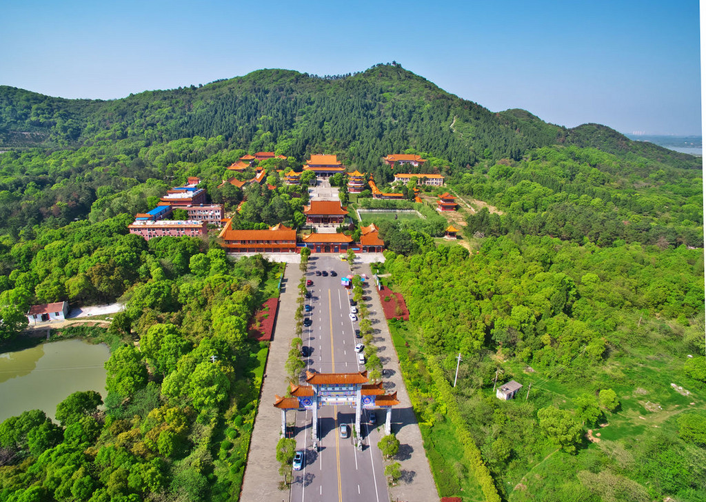 郊 20 公里处,坐落在武汉市江夏区风景秀丽的龙泉山景区天马峰南麓