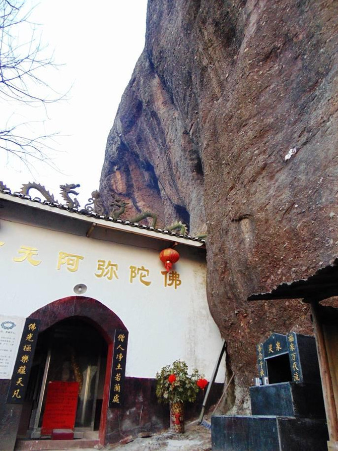 在丹霞山崖下的寺庙,我觉得很不错哦.