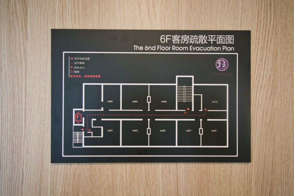 都有紧急疏散的平面图,在门的后面,一关门就能看见,很醒目也很安全