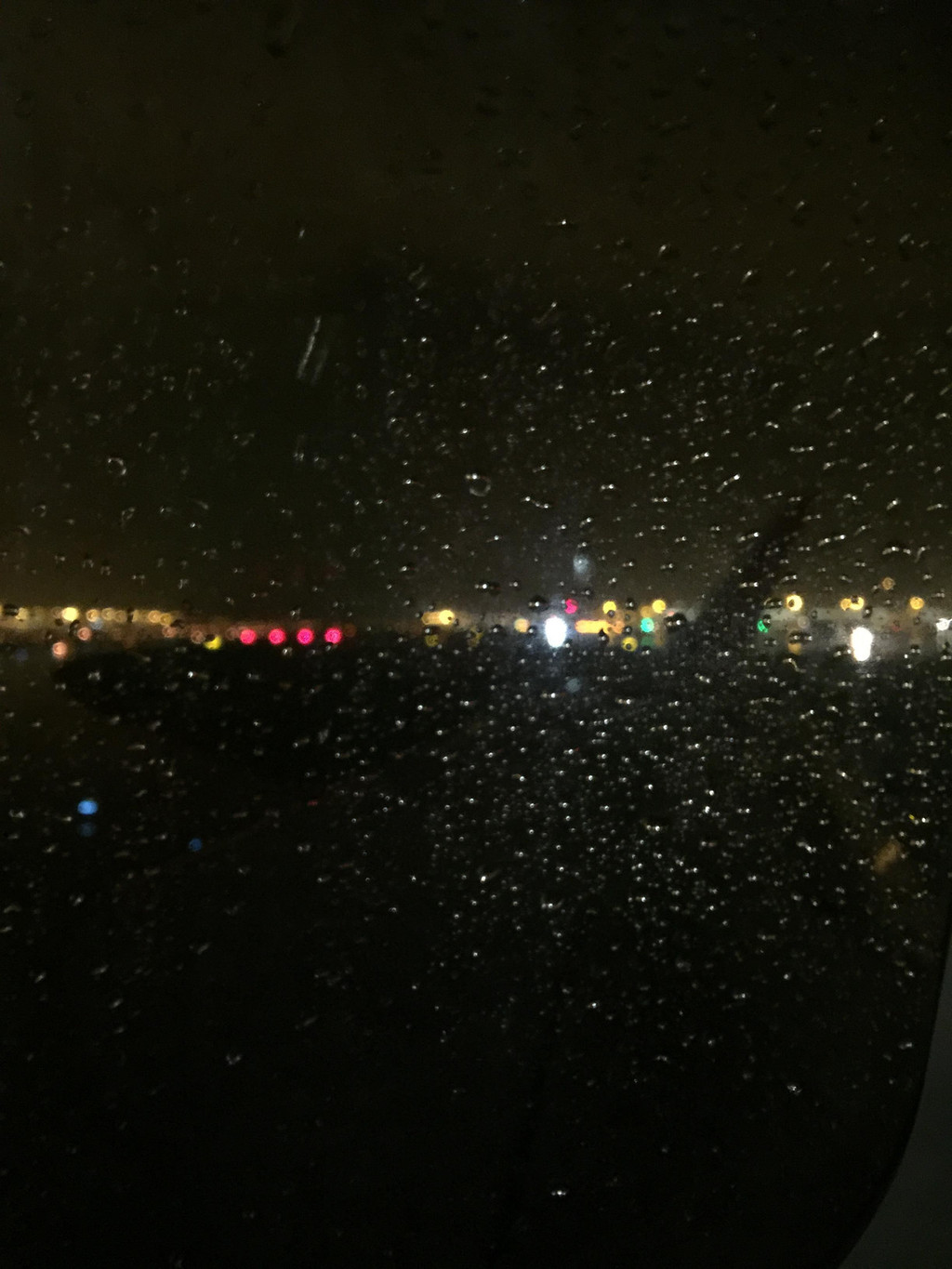 滑行了很久,应该很多飞机排队轮候起飞,香港机场又是一个不眠夜.