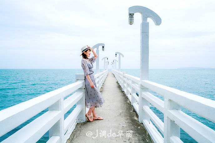 靠着栏杆远眺大海,远处海天一色,近处海浪轻涌,海是我眼中的风景,我是