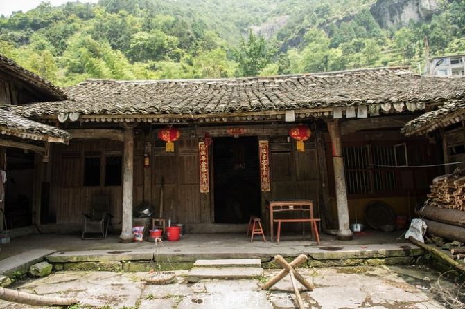 当地居民的家中,古朴陈旧的老房子透露著它的沧桑岁月