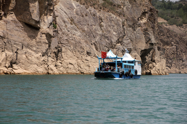 我们乘快艇返途中遇见刚驶出的大游船(位置在刘家峡,还未进入炳灵湖)