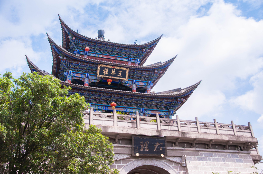 早早的起床,前往大理古城,途崇圣三塔 味道超正 下午1点坐车前面