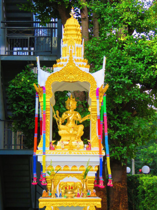 泰国的大街小巷到处可见大大小小的佛龛,里面供奉着"四面佛".