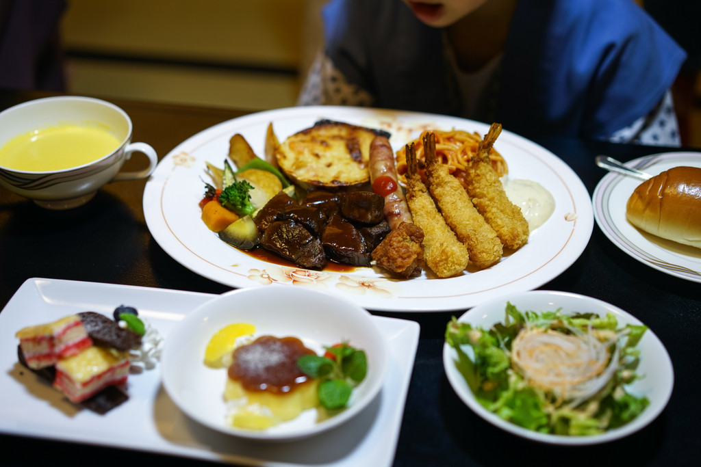 泡温泉换上浴衣,再吃一顿酒店供应的正宗怀石料理,啊~这才是圆满的