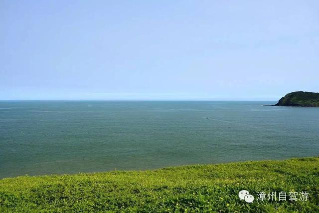 漳州的海岸线总长519公里,其中漳浦海岸线长达216公里,拥有6个海湾,这里的风光秀丽,海水清澈,沙滩细腻洁净,让我们一起去看看没有椰林缀夕阳,只是一片海蓝蓝的景象吧! 一、六鳌 上午从漳州驱车约100公里到达六鳌镇,这里有三处景点:抽象画廊、翡翠湾、古城墙。第一次去六鳌是2011年10月,那时知道这个地方的游客并不多。