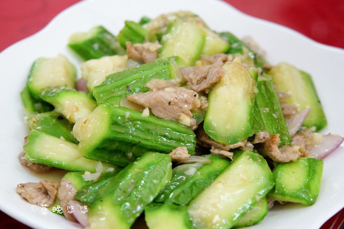丝瓜炒肉,鲜甜的丝瓜配上滑嫩的肉,味道也是不错的.