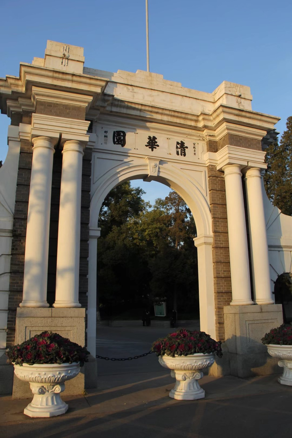 我想很多人对清华大学的印象就是这个校门吧,俗称"二校门".