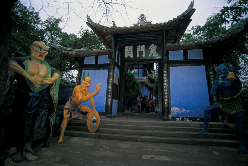 鬼城内有哼哈祠,天子殿,奈河桥,黄泉路,望乡台,药王殿等多座表现阴间