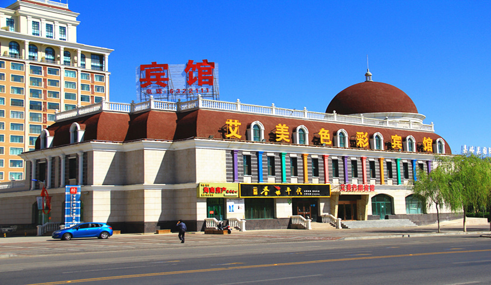 第五段:雄关广场 嘉峪关市雄关广场人称西北第一广场,位于新华路和