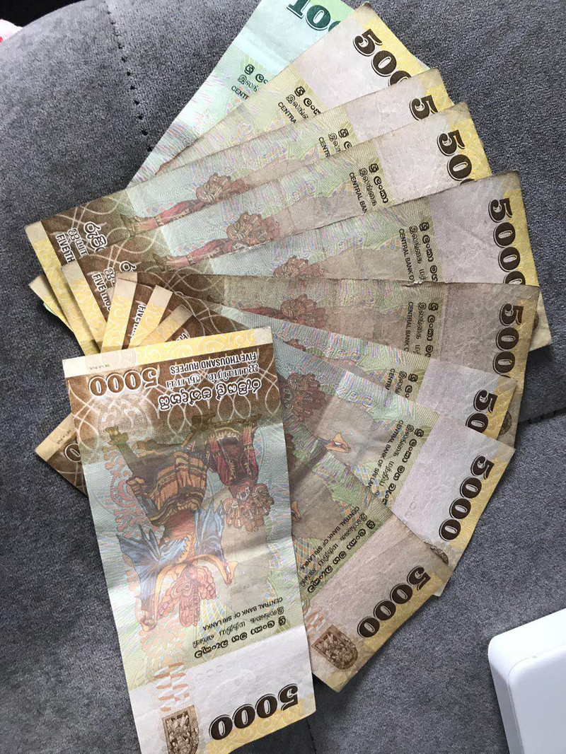 关于货币,可以先在国内换好美金,再到当地换斯里兰卡卢比.