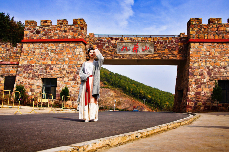 从汝州城区自驾,沿途山峰耸峙,怪石危崖比比皆是,道路两旁大片大片