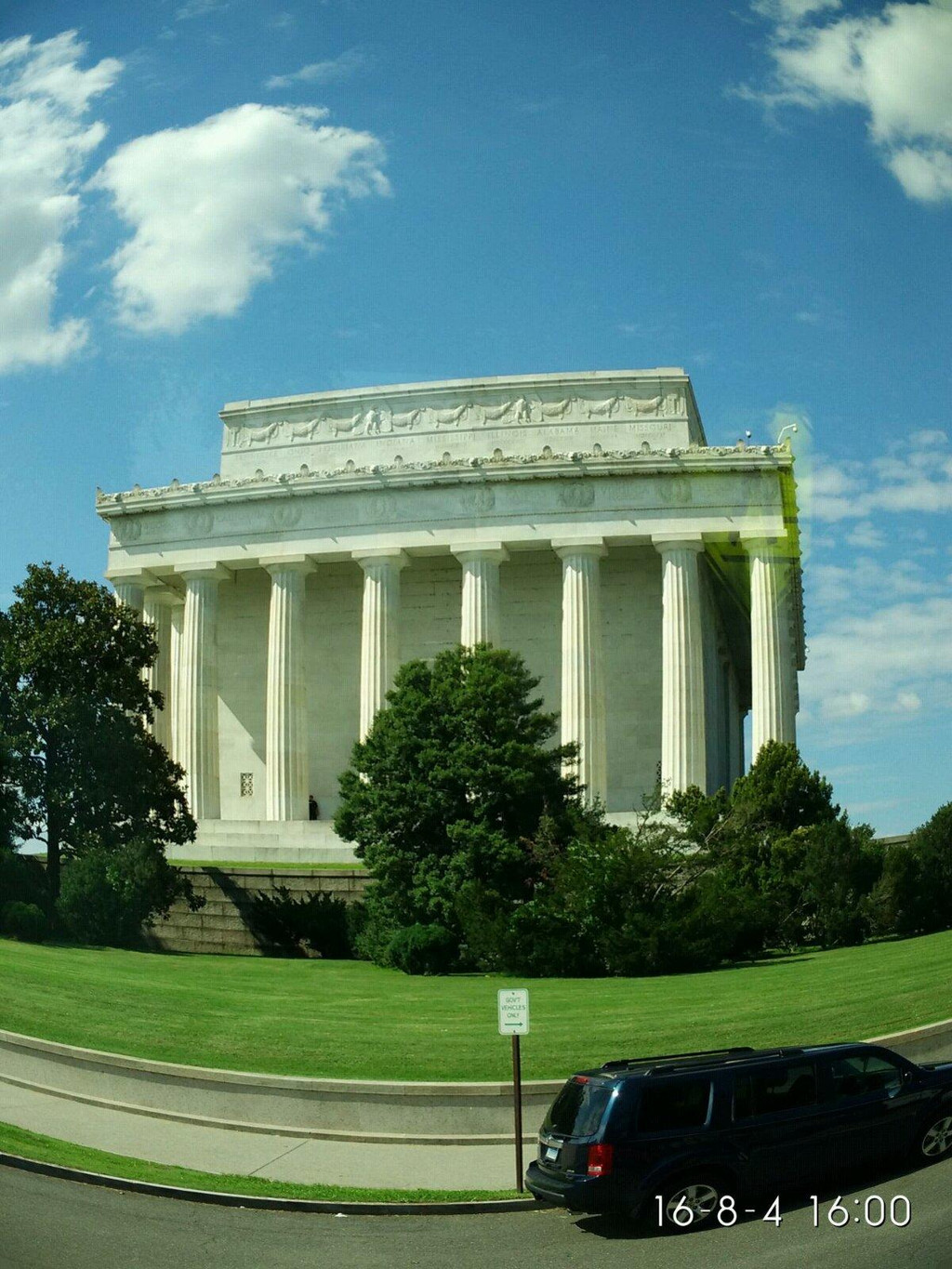 的塑像及华盛顿市标志,为纪念美国第十六届总统亚伯拉罕·林肯而建