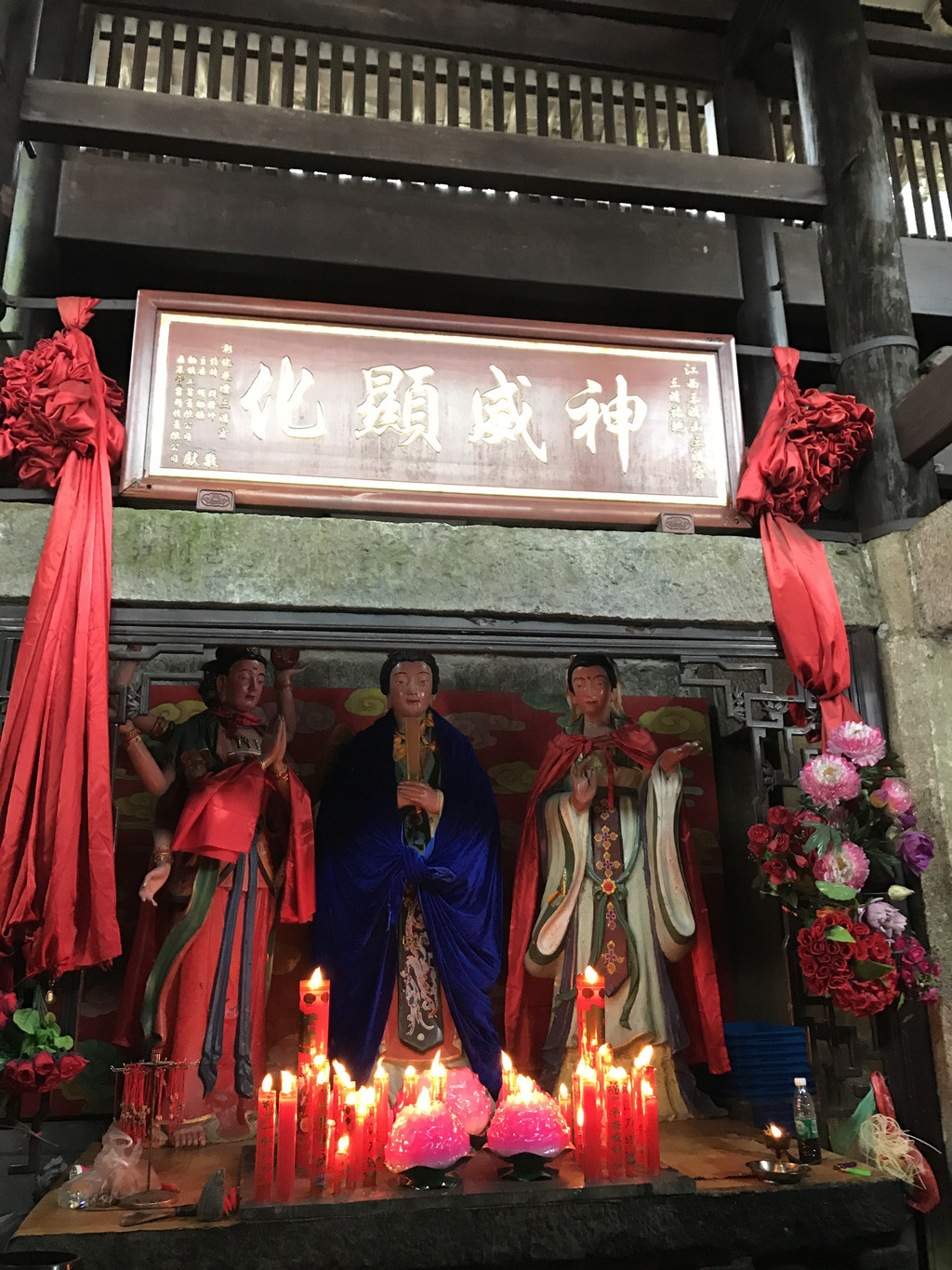 背靠三清山最高峰玉京峰脚下,一块凹进去的山谷腹地上,几座道观建筑