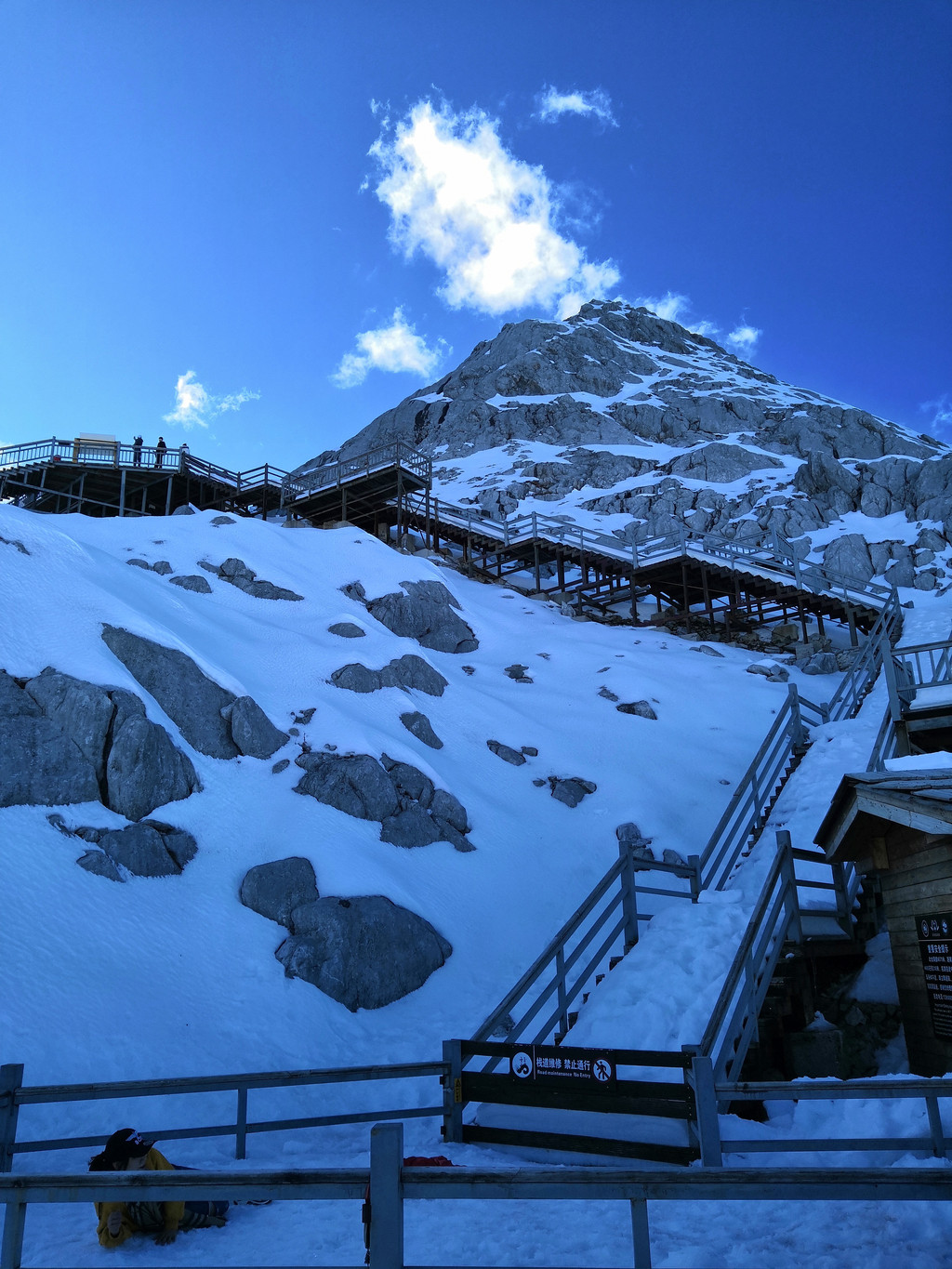 对于没去过雪山的,冰川公园还是值得然去的.