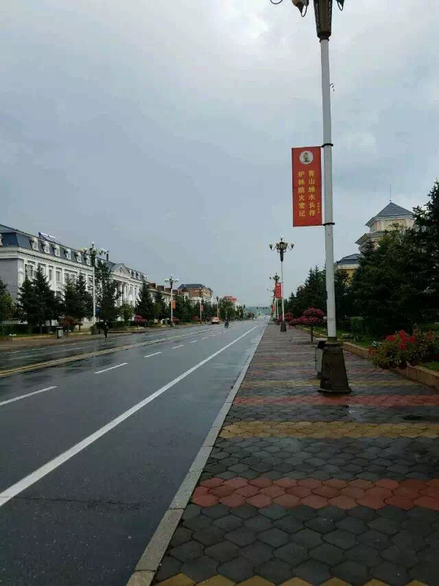 小雨后的干净清爽的漠河街道