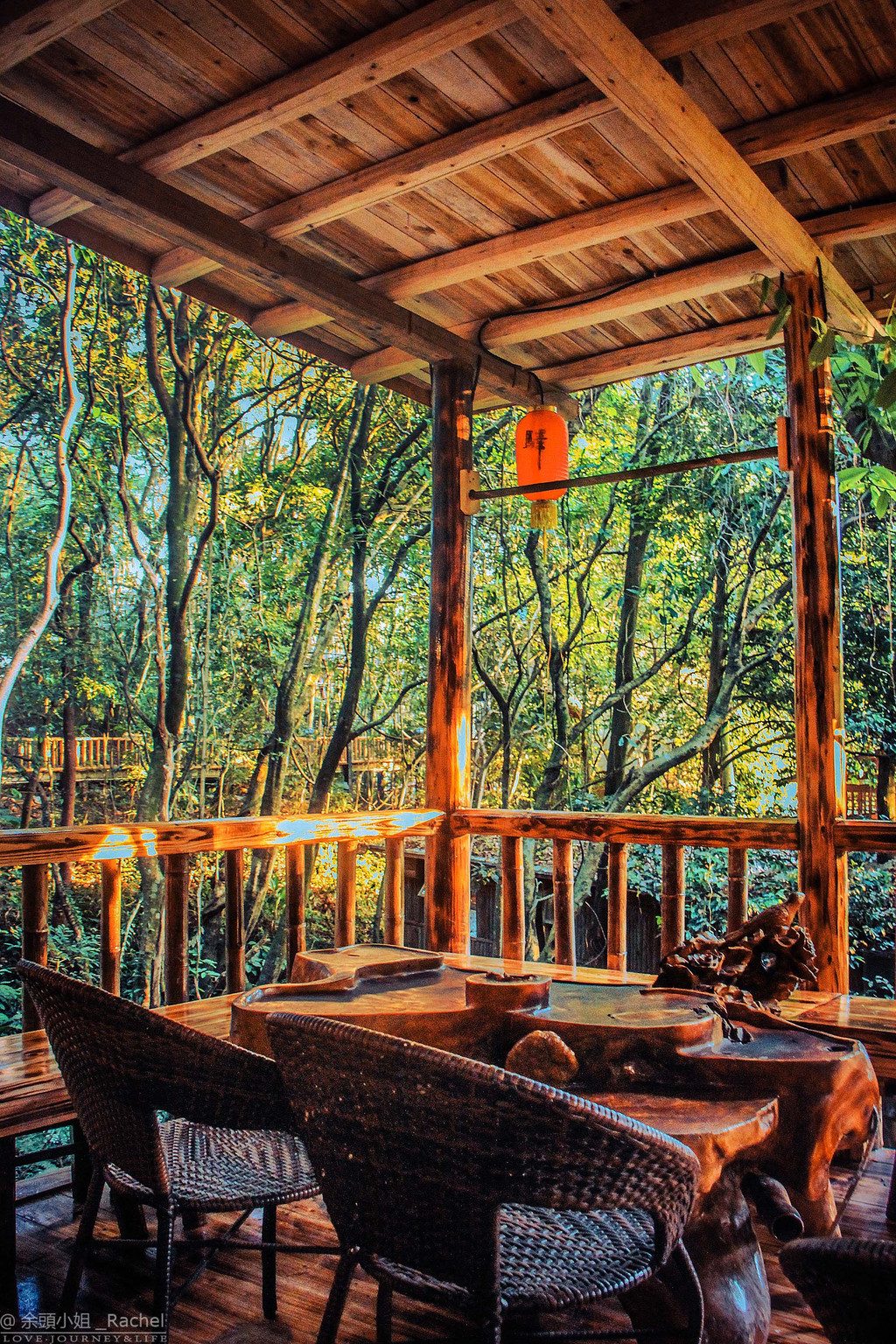 合屋的前方是一个的露台,可以在此喝功夫茶,观前方的山林风景