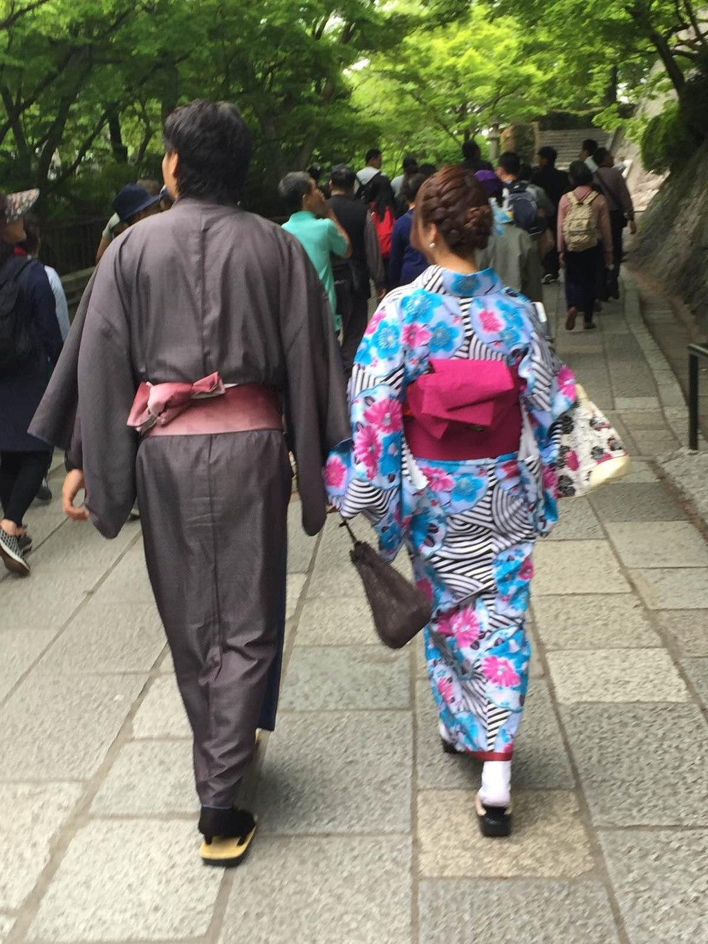 随处可见穿着木屐高跟鞋爬山的日本