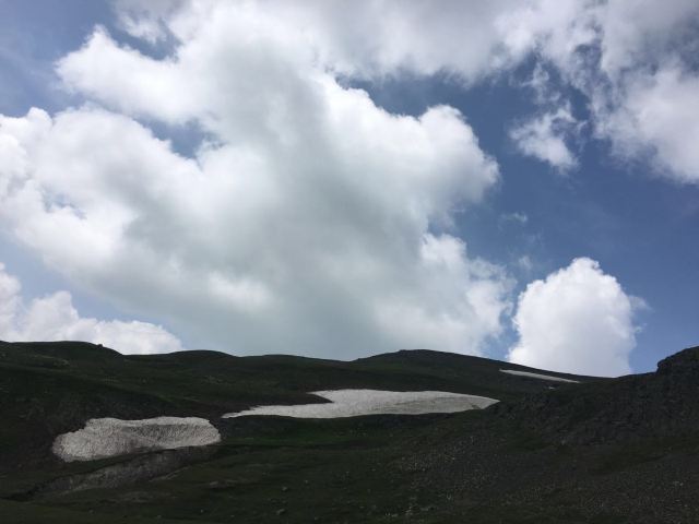 读万卷书不如行万里路----东北高端自驾游 人物:周桑、二哥、眼镜、我四人 总花费:10681元(高速费、南戴河两宿住宿、一次海鲜大餐除外)4500公里 经验:景区选择方面5A!你比4A多1A!其余不再赘述! 7月7日:雄县南戴河。373km 7月8日南戴河京哈高速阜锦高速长深高速长春绕城高速G1哈尔滨996 km 7月9日哈尔滨鹤哈高速--省道--宜伊春五营国家森林公园伊春472 km 7月10日伊春佳木斯牡丹江镜泊湖敦化750 km 7月11日敦化长白山通化丹东741 k