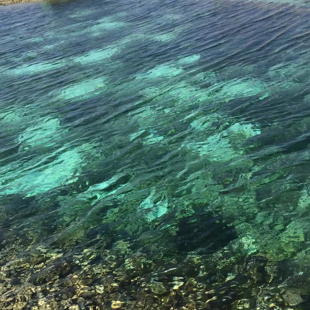 鸭公岛的海水非常清澈透底,阳光下纯净的波光粼粼.