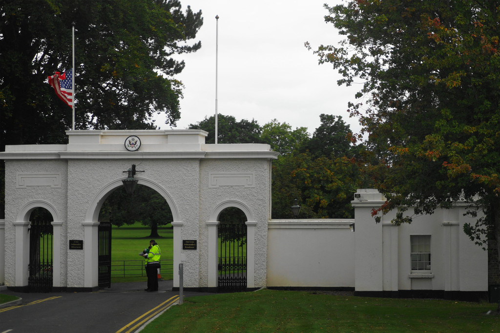 建在凤凰公园内的美国驻爱尔兰大使馆.你看:美国国旗下了半旗,这是在