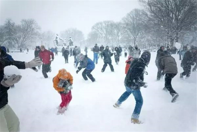 打雪仗 打雪仗估计是每个东北孩子的童年记忆了 谁小时候要是没打过几