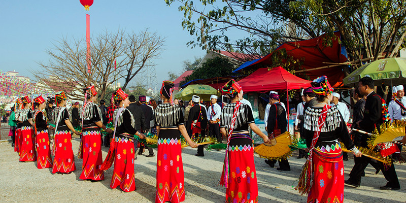 泼水节亦称"浴佛节",系瑞丽傣族,德昂族的主要节日.
