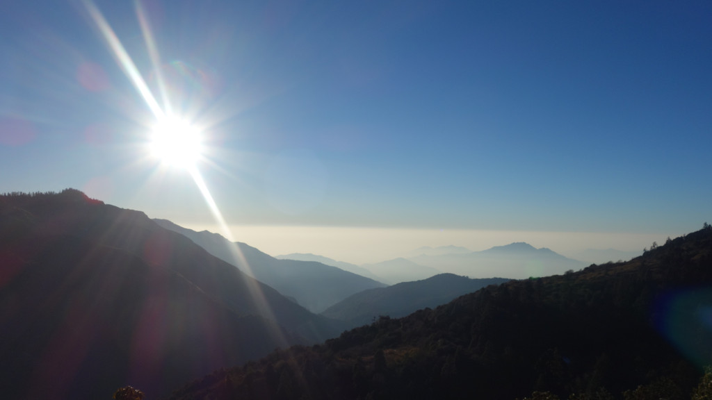 太阳升起来,东侧的山谷云雾茫茫.