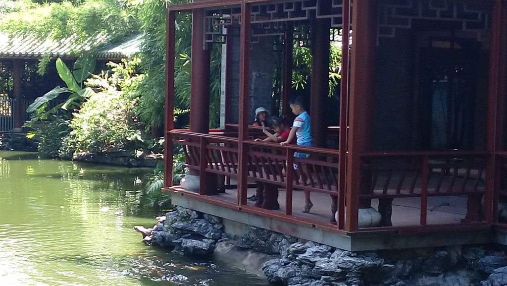 往左抄近路穿过荔枝园或是走大路,都可通往公园内的琉花寺,花溪银塘