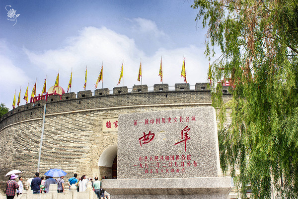 入三孔景区,首当其冲的是曲阜明故城的正南门,城门的北面是被称为中国