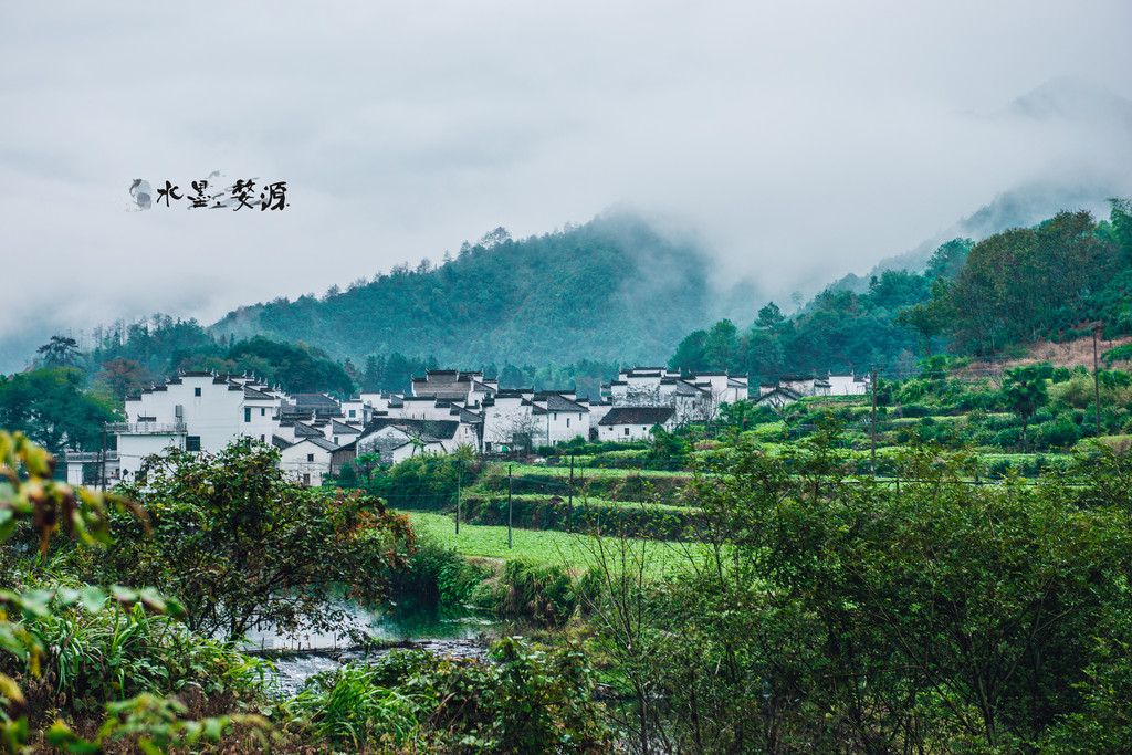 徽州村落齐刷刷的黑瓦白墙,飞檐翘角的屋宇随山形地势高低错落,层叠