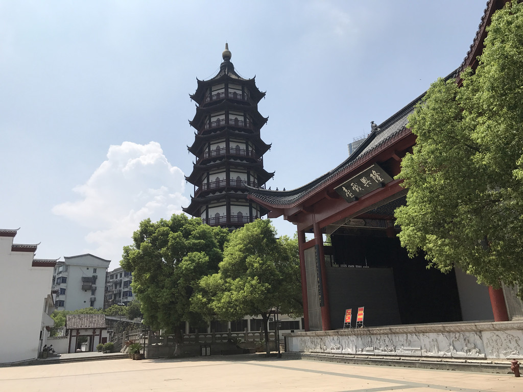 区绳金塔街东侧,原古城进贤门外,始建于唐天佑年间(公园904～907年)