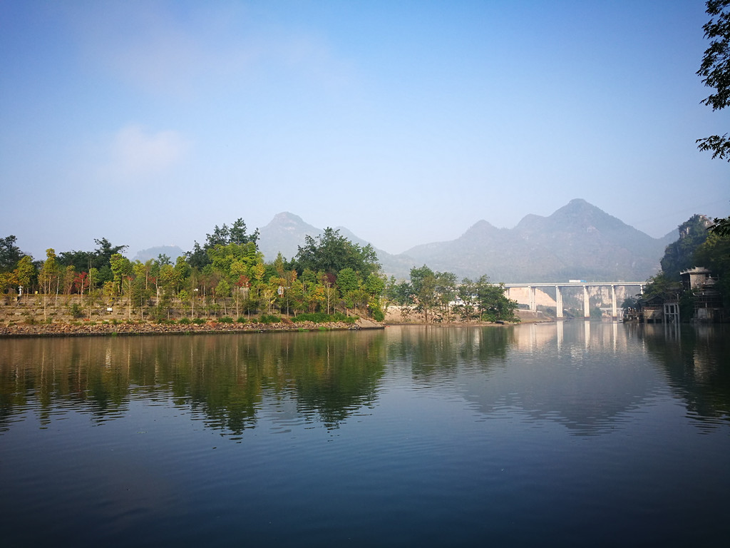 左面是重庆洪安(背景:翠翠岛),右面是湖南茶峒