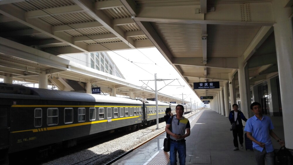 10:37进安庆火车站候车室里人不多空间蛮大的还有二楼,g7082次238元二