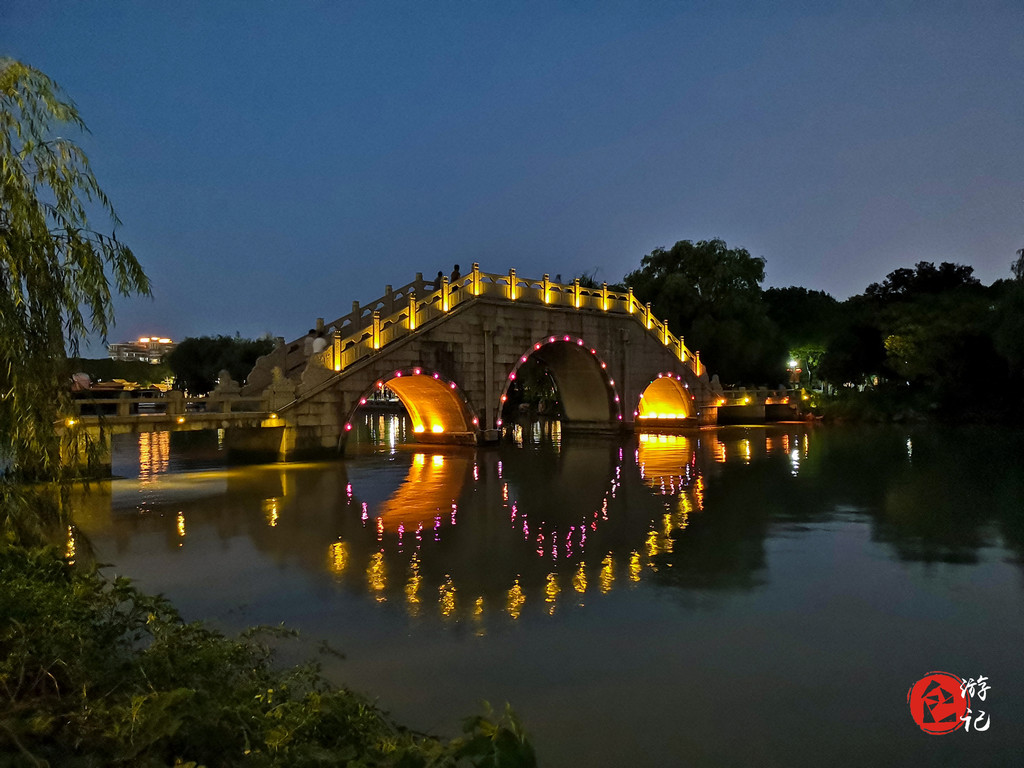 会景园位于嘉兴南湖南岸,是一处半岛形状的特色园林.