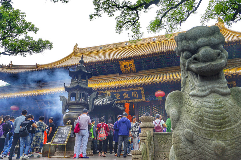 路上还可以经过杨枝庵,这里有普陀山三宝之一杨枝观音碑,还可以经过