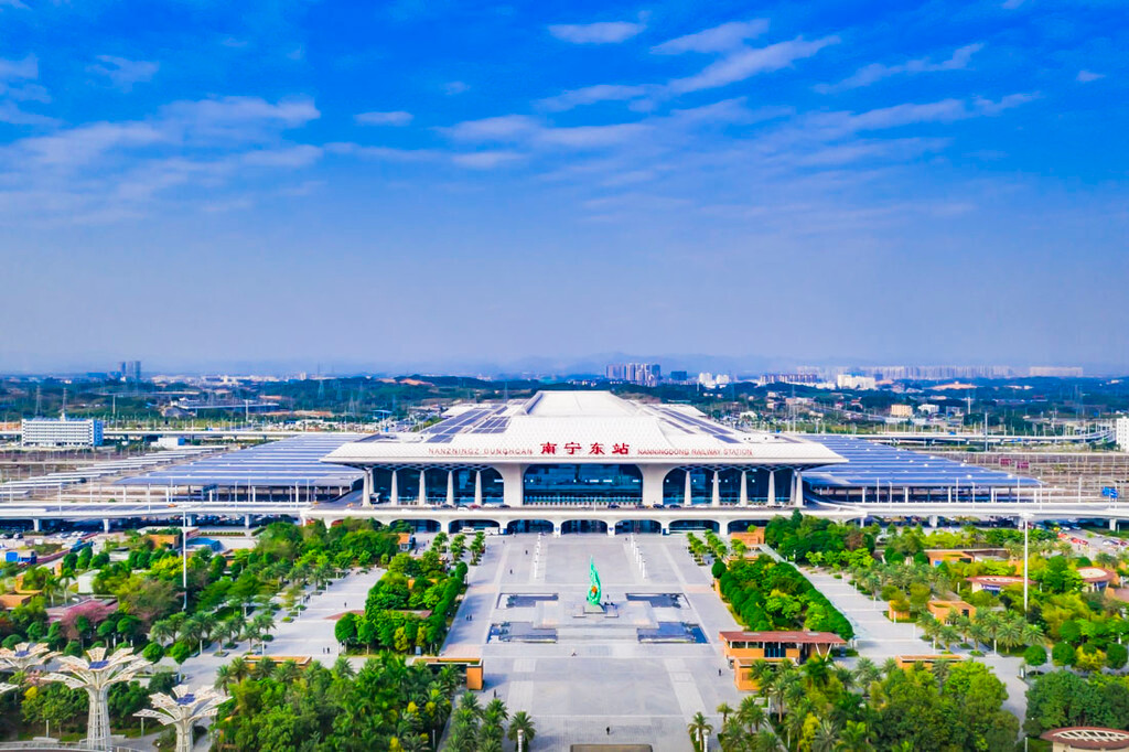 航拍南宁东站.高铁,让旅行南宁更便捷/摄影@官子旅行