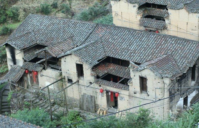 为东南丘陵地形,属于亚热带季风气候,湿润多雨,年平均气温17.