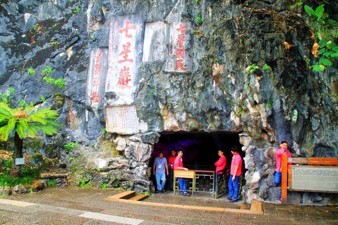 龙岩洞需乘小船游览,另行购票,20元/人.